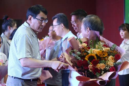 一群人正在用餐聊天中度可信度描述已自动生成