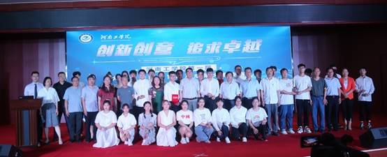 一群人站在台上描述已自动生成