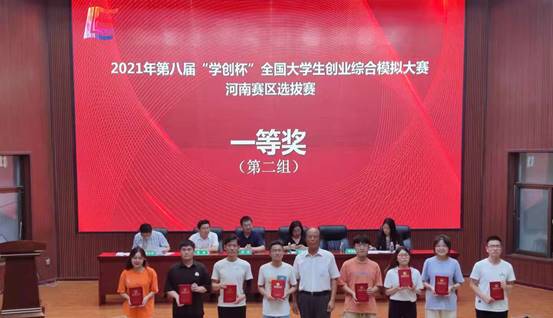 礼堂里有许多人描述已自动生成